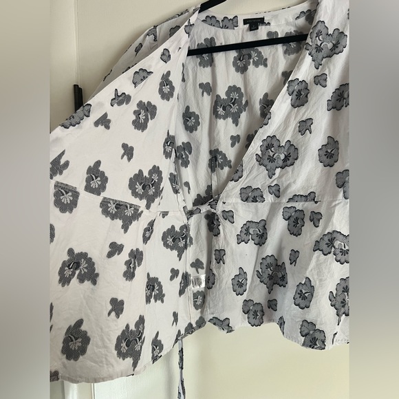 Ann Taylor Black White Floral Wrap Top Short Sleeve Size 10 - Picture 6 of 9